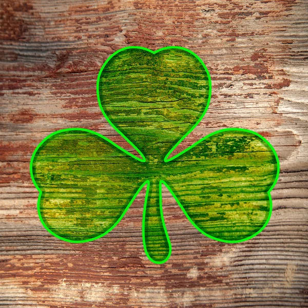 Saint Patrick. Le trèfle vert clair est peint sur une surface en bois minable. Trèfle à trois feuilles . — Photo