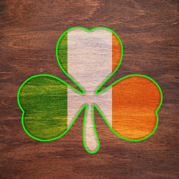 St. Patrick 's Day. Die Schamrock-Farbe der irischen Flagge mit grünem Rand ist auf eine Holzoberfläche gezeichnet. Dreiblatt-Kleeblatt. — Stockfoto