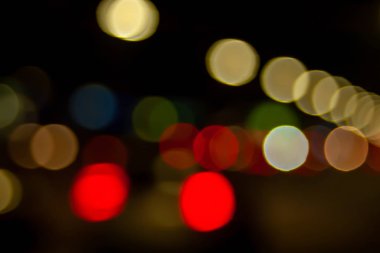 Boke caddeleri. Şehirde gece sürerken sokak lambalarının ve araba farlarının bulanık görüntüsü. Montaj ve tasarım için yaratıcı arkaplan.