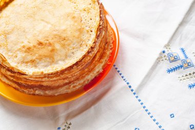 Bir yığın krep. Tabaktaki ince krepler. Geleneksel köy yemekleri. Halk mutfağı..