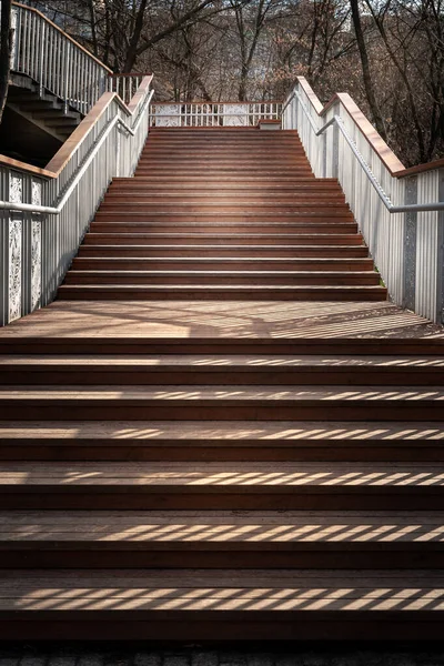 Лестница Тенью Впереди Лестница Деревянными Ступенями Металлическими Перилами Вечером Игра — стоковое фото