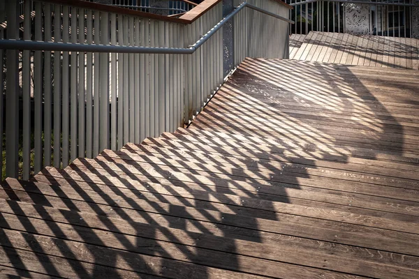 Лестница Тенью Перила Спускающаяся Лестница Деревянными Ступенями Металлическими Перилами Вечером — стоковое фото