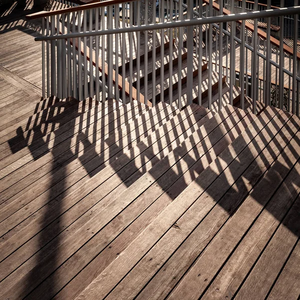 Лестница Тенью Перила Крупный План Лестницы Спускающейся Деревянными Ступенями Металлическими — стоковое фото