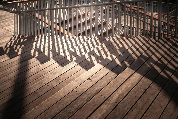 Лестница Тенью Перила Лестница Крупным Планом Деревянными Ступенями Металлическими Перилами — стоковое фото