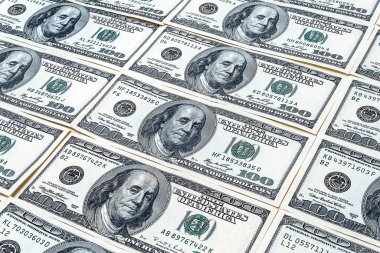 Yüz dolar. Arka planda bir sürü Amerikan doları var. Yüz dolarlık banknotlar. Amerikan para birimi.