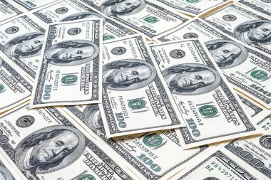 Yığınla yüz dolar. Amerikan doları geçmişi. Birçok banknot yüz dolarlık banknotlar halinde. Amerikan para birimi.