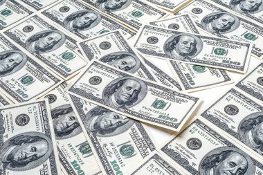 Bir sürü yüz dolar. Amerikan doları arka planda. Yüz dolarlık banknotlar. Amerikan parası. Para ve zenginlik kavramı.