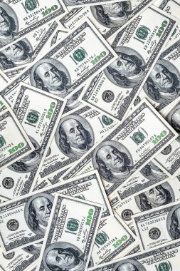 Yüz dolar. Para kaynağı. Amerikan doları arka planda. Yüz dolarlık banknotlar. Amerikan parası. Para ve finans kavramı.