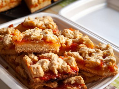 Ev yapımı kayısılı turta. Kırsal, sıcak, tatlı kek parçaları. Doğal organik gıda. Seçici yumuşak odaklanma. Ev mutfağı.