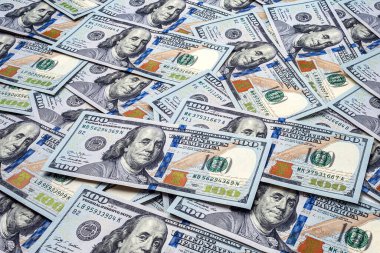 Yüz dolar arka plan. Birçok banknotlar masanın üzerine serilmiştir. Bir yığın Amerikan doları. Para dokusu. Bankacılık ve finansal konsept.