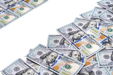 Yüz Amerikan doları. Birçok banknot beyaz arka planda izole edildi. Bir tomar Amerikan doları. Para dokusu. Bankacılık ve finansal konsept.