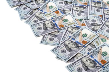 Yüz Amerikan doları. Bir sürü banknot beyaz arka planda izole edilmiş. Bir tomar Amerikan doları. Para dokusu. Bankacılık ve finansal konsept.
