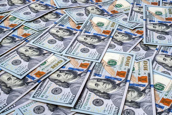 Yüz dolar arka plan. Birçok banknot masaya saçıldı. Bir yığın Amerikan doları. Para dokusu. Bankacılık ve finansal konsept.