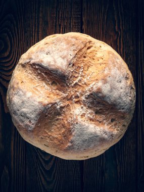 Ev yapımı ekmek. Tahta arka planda buğday ekmeği manzarası. Ev yapımı pişirme. Tonu ayarlanmış resim.