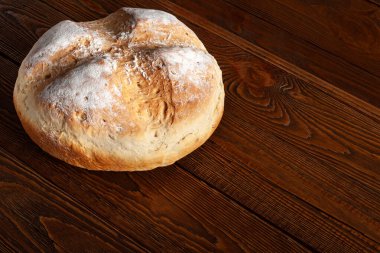 Ev yapımı ekmek. Tahta zeminde taze buğday ekmeği. Ev yapımı pişirme.. 