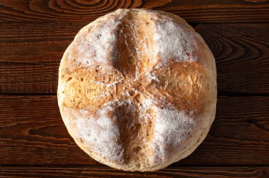 Ev yapımı ekmek. Tahta arka planda sıcak buğday ekmeği. Ev yapımı pişirme..