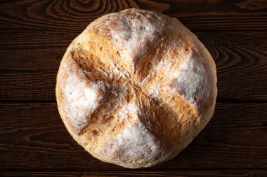 Ev yapımı taze ekmek. Tahta arka planda buğday ekmeği. Ev yapımı pişirme.. 