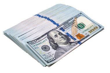 Bir yığın 100 dolarlık banknot. Beyaz arka planda izole edilmiş bir yığın Amerikan doları. Bankacılık ve finansal konsept.