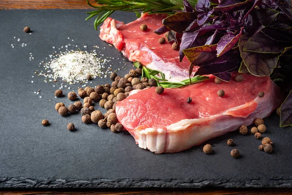 Rauw Vlees Stukken Vers Rauw Vlees Met Specerijen Basilicum Een — Stockfoto
