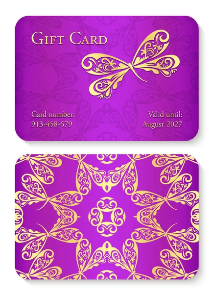 Luxuoso cartão de presente violeta com ornamento libélula. Lado da frente com relevo dourado relevo, verso com decoração de ornamento círculo de ouro —  Vetores de Stock