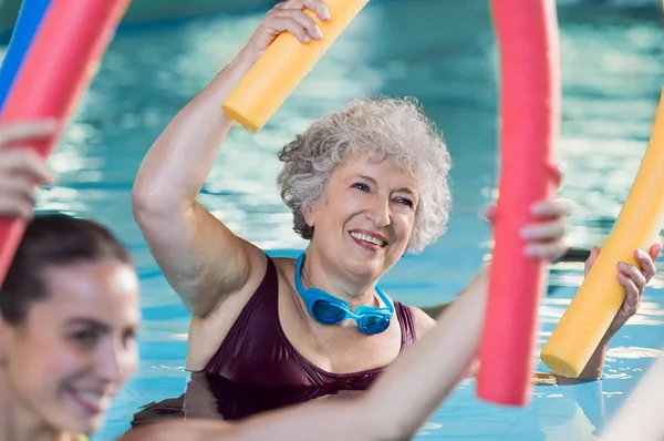 Mujer mayor haciendo aqua aeróbico — Foto de Stock