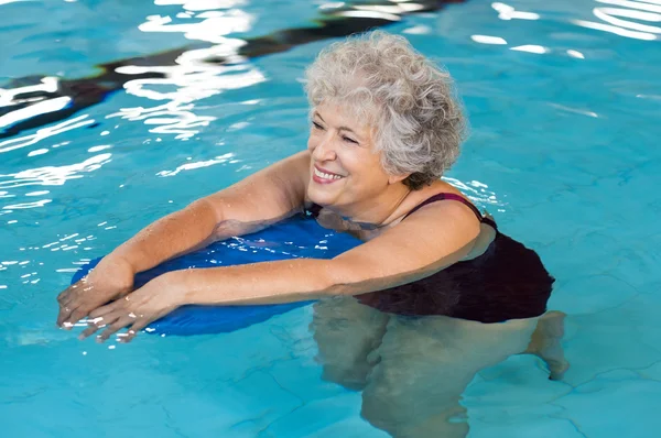 Mulher idosa nadando — Fotografia de Stock