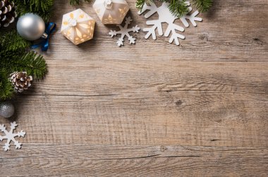 Xmas arka plan üzerinde ahşap masa