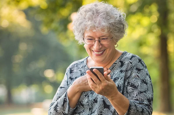 Senior vrouw ontvangt een bericht — Stockfoto