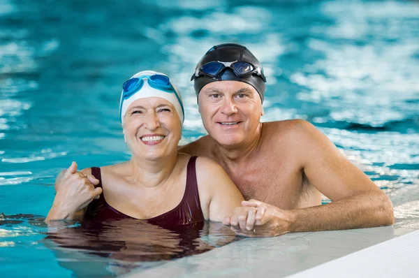 Casal sénior na piscina — Fotografia de Stock