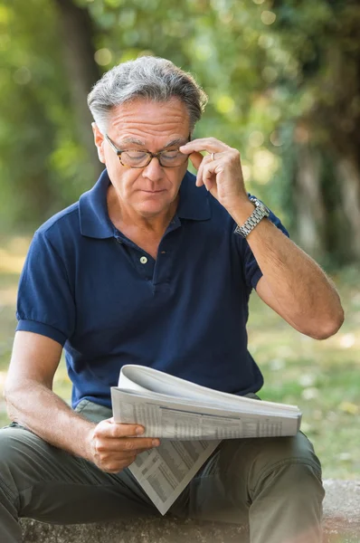 L'uomo al parco che legge — Foto Stock