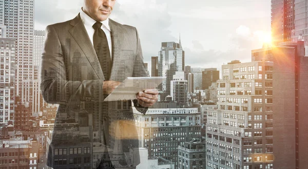 Moderner Geschäftsmann mit Tablet — Stockfoto