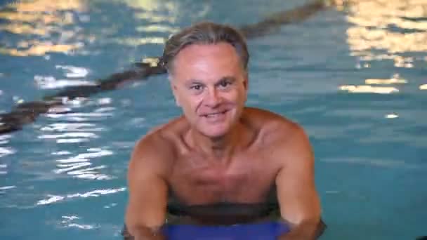 Hombre mayor nadando — Vídeo de stock