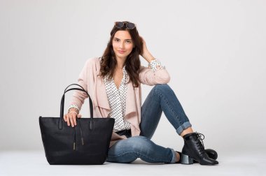 Oturan kadın moda