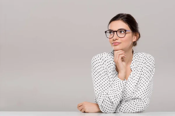 Mujer joven pensando — Foto de Stock