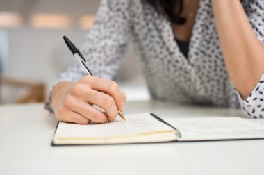 Düzenleyiciye yazan kadın