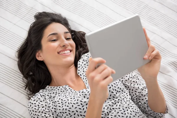 Женщина с помощью цифрового планшета — стоковое фото
