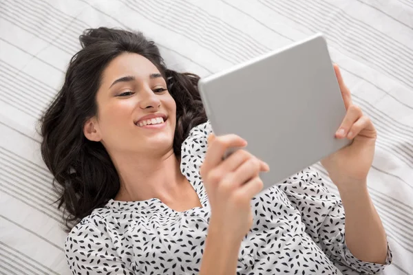 Mulher usando tablet digital — Fotografia de Stock