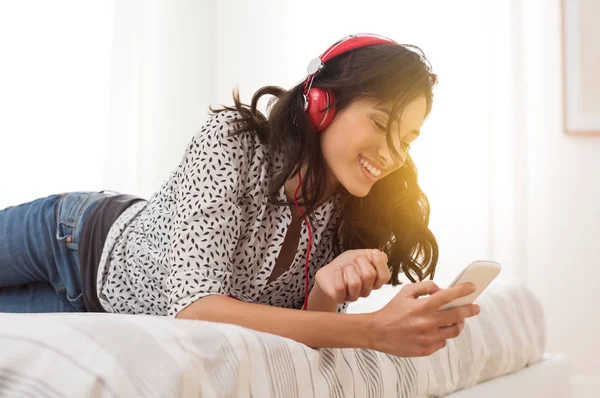 Gelukkig meisje luisteren muziek — Stockfoto