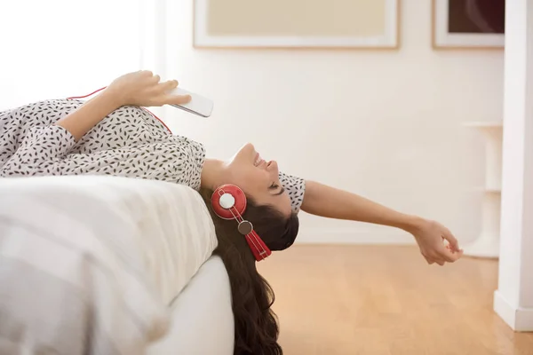 Frau hört Musik — Stockfoto