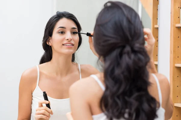 Mulher Aplicando Mascara — Fotografia de Stock