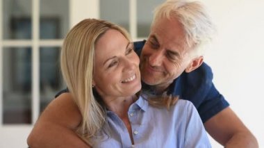 adam kucaklayan kadın