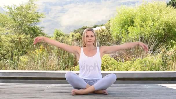 Mujer meditando al aire libre — Vídeo de stock