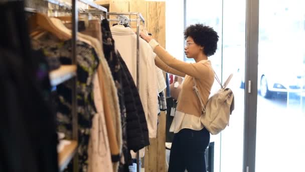 Femme africaine faisant du shopping — Video