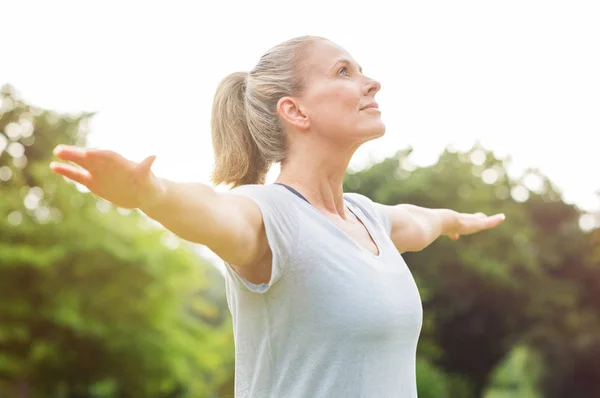 Mogen kvinna Yogaövning — Stockfoto