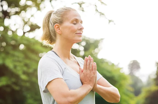 Egészséges nő meditál — Stock Fotó