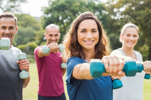 People using dumbbells — Stock Photo, Image