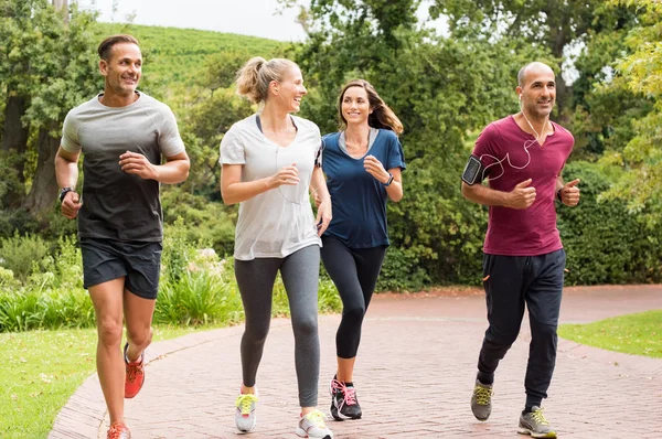 Gruppo di persone mature jogging — Foto Stock