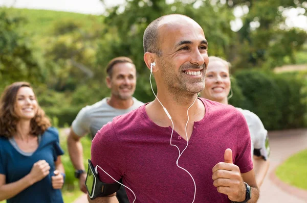 Gente felice che corre — Foto Stock