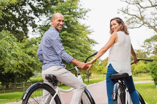 Casal maduro andar de bicicleta — Fotografia de Stock