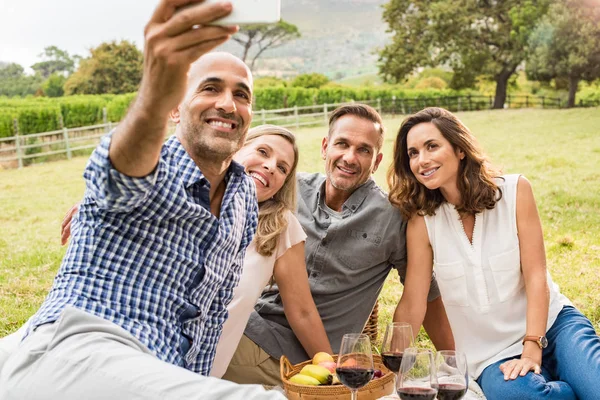 Freunde machen Selfie — Stockfoto